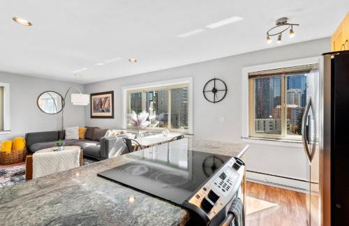 Downtown 2BR Penthouse with Prime Location & Views - Foto 10