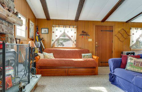 Hike, Ski and Unwind Cabin with Deck in Chester! - Foto 11