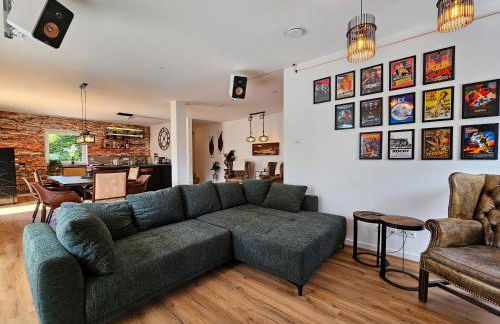 BETTER l industriaI apartment l Heimkino - Foto 10