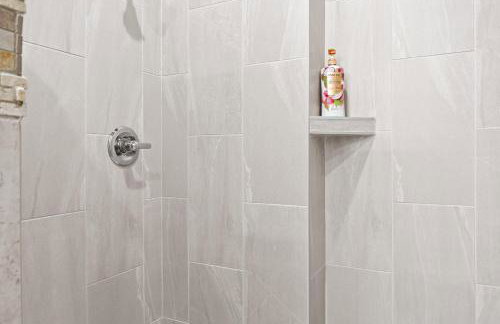 Elegant Manor w Private Yard & Modern Amenities - Foto 73