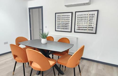 Elegant 2-Bed Apartment with AC, Sleeps 6, Free Parking, Netflix, WiFi, New build - Photo 18