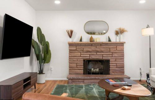 The Aspen is a mid-century modern upstairs unit. - Foto 8