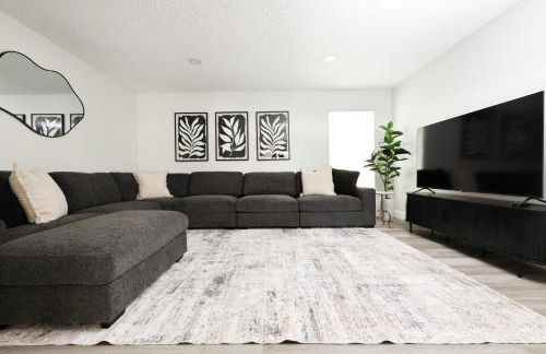 Family Friendly Southwest Bakersfield Retreat with Jacuzzi and Fenced Yard - Photo 12