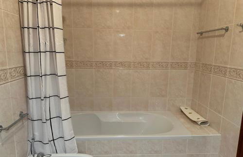 BnB Homes Luxurious Villa Stardust with Swimming pool & BBQ for Family Fun - Foto 23