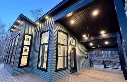 Luxe Modern Lakefront Oasis - Hot Tub, Sunset Views, Pet & Family Friendly! Close to UMF! - Foto 13