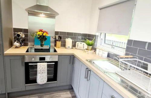 Cosy Hideaway Lodge in Glan Gwna - Photo 7