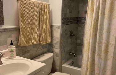 A Regal Retreat- Exclusive Parking, Prime Location - Foto 46