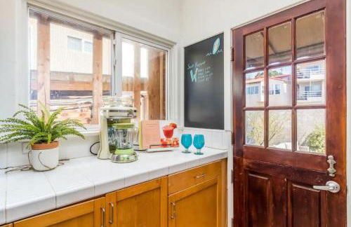 Chic Beach Bungalow 3 Blocks from the Sand - Foto 19