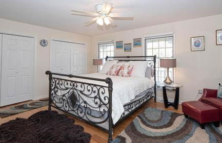 Spacious home with private pool, dock access, and scenic views - Foto 11