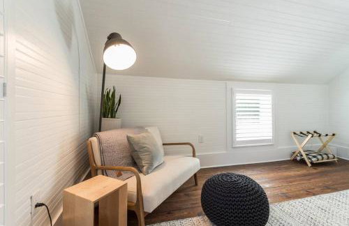 Relax in an upscale, renovated gem - Foto 34