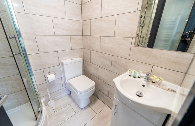 Modern Studio 10 Mins on Train to City! - Photo 7