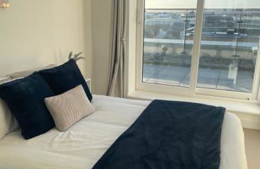 2BR 2BA Top Floor Penthouse Apartment in RG2 - Ideal for Business Travellers & Contractors, Free Parking & Sleeps Up To 6 - Foto 1