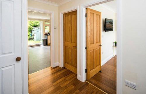 Where Style & Convenience Combine- Photo ID Required - Foto 4