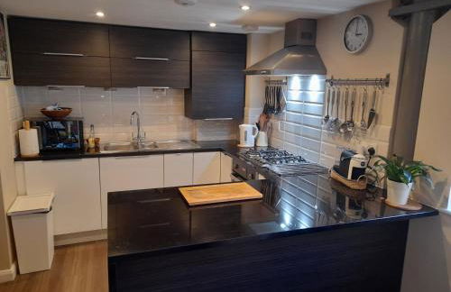 Old Brewery home with pool and gym access - Foto 32