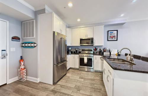 Luxurious Penthouse, King beds. Dog & ADA Friendly - Photo 9