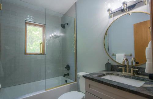 Mountain View 3BR with Sunroom, Close to Ski and Trails - Foto 35