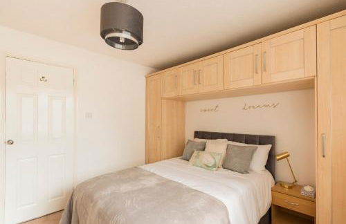 Surrey Stays - 2 Bedroom House, RH1, Contractors Welcome, Sleeps 5 max, 2 Parking Spaces, Near Town Centre, Train Station and Gatwick Airport - Foto 2