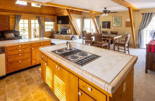 Furnished Deck and Fire Pit Happy Jack Cabin - Foto 10