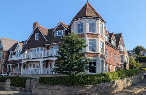 5 The Lookout - 2 bed apartment with parking, balcony & sea views - Photo 4