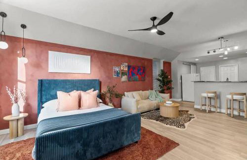 Stylish 2BR Dual-Kitchen Retreat Near Forest Park - Photo 1