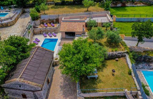 LUXURY VILLA ON SPACIOUS PRIVATE PROPERTY - Photo 8