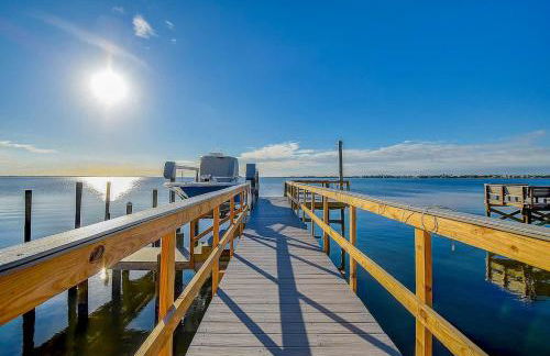 Family Waterfront 4BR Home Heated Pool Private Pier - Photo 50