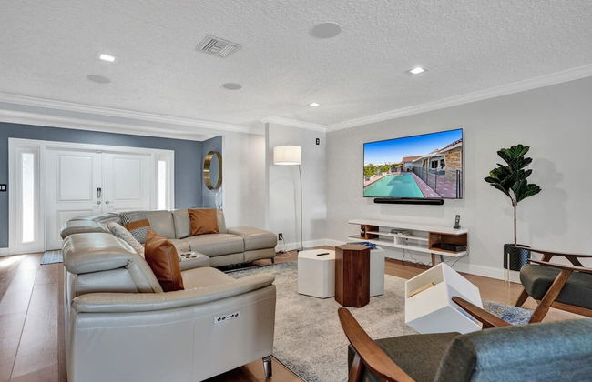 Luxe 4BR Waterfront w Htd Pool 5min to Beach - Foto 4