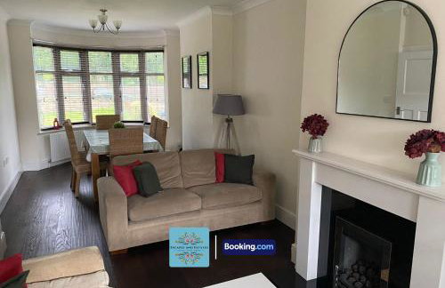 3-Bedroom Family Home with Free Parking and WiFi - Photo 6