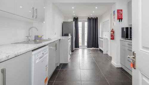 Remaj Serviced Accommodation, sleeps 7 & free parking - Foto 3