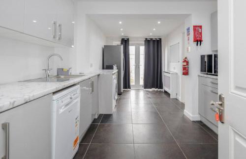 Remaj Serviced Accommodation, sleeps 7 & free parking - Foto 3