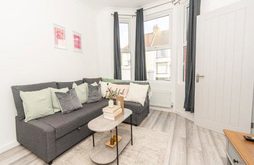 Amanah Properties - Elegant 4-Bedroom Home in Wembley with Parking, Perfect for Contractors - Foto 37