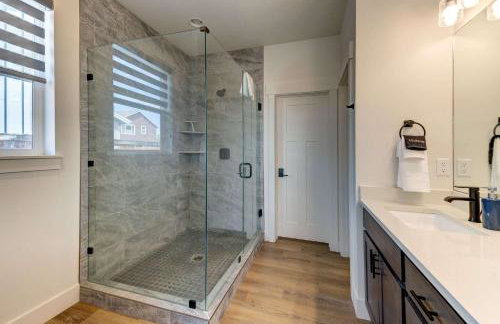 Scenic Modern Home with Private Patio & Fireplace - Foto 32