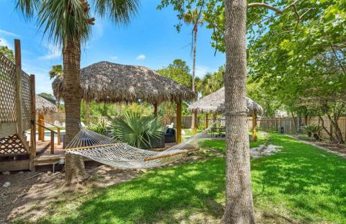 Waterfront oasis with private pool, game room, fire pit and volleyball court - Foto 65