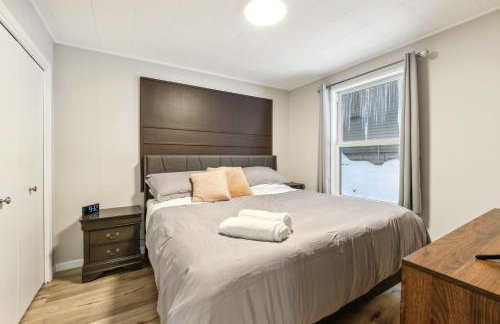 Beautiful Torch Lake House with Beach Access home - Foto 7