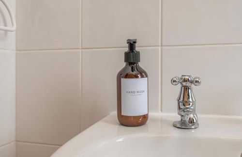 3-Bed Serviced Apt near M62, Leeds - Ideal for Up to 6 Guests - Long Stay Options - Free Parking and Wifi - Foto 16