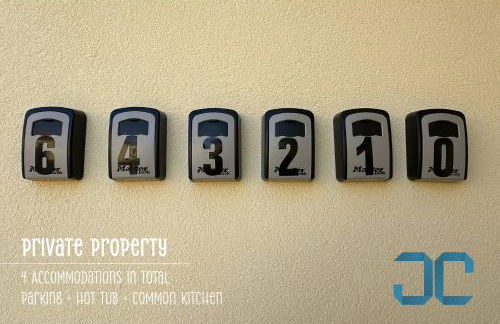 Arada Property - 4 Houses in 1 Private Property, Free Parking and Hot Tub - Foto 12