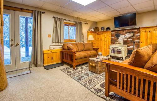 Family-Focused & Pet-Friendly Log Cabin with 4BR 2BA Sleeps 10 - Photo 28