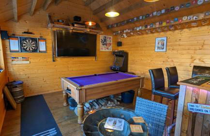 Cheltenham large house with gym, bar & hot tub - Photo 5