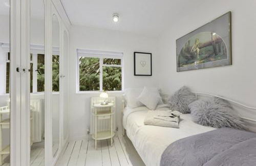 Designer Cottage with Parking - Esher Surrey - Pass the Keys - Foto 10