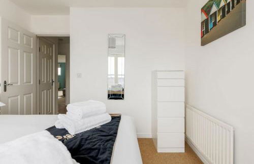 Ocean Breeze - Stunning Harbour Views from Private Balcony - Photo 16