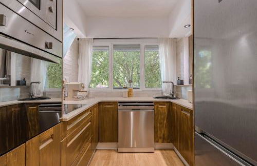 NEW Refurbished Modern Apartment - Photo 28