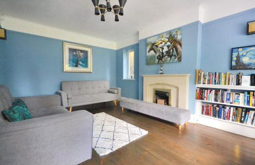 Spacious Cotswolds House Garden with Hot Tub - Foto 14