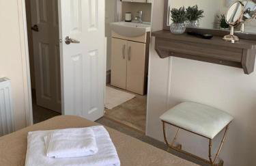 Logi-Bear Lodge with Hot Tub - Photo 3