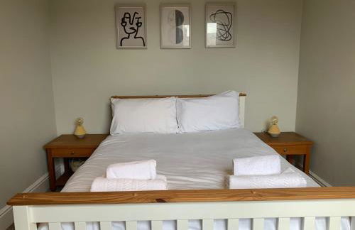 Beautifully Styled 2BR Home with Garden - Foto 17