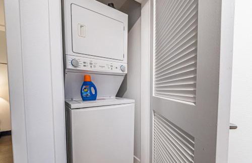 Stylish 2BDR & 2BTH - 15 mins walk to the beach! - Foto 28