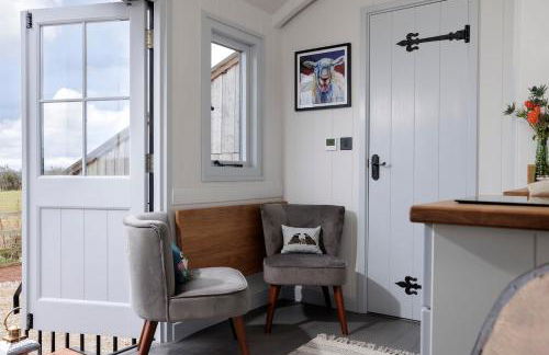 Luxury Shepherd hut with hot tub - Photo 15