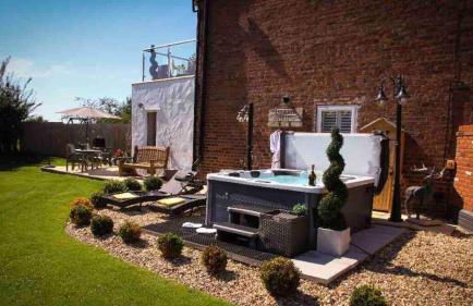 Stunning views, Hot tub, 5 mins to Chester - Photo 1