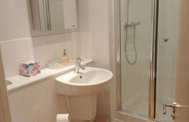 Beautiful Marina Apartment with private garden, flexible bedrooms with zip & link beds - Photo 8