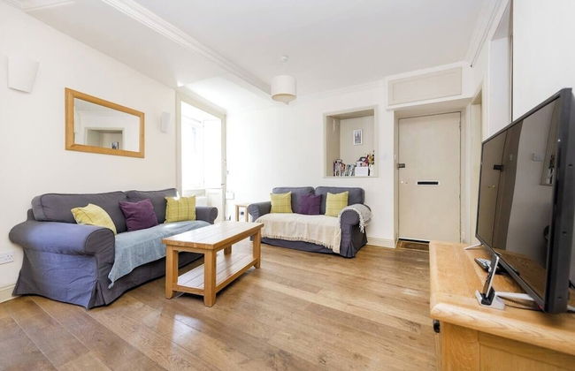 Cute House with Courtyard - Photo 13