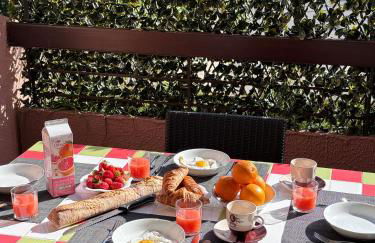 APPARTEMENT ET SA JOLIE TERRASSE Le Lavandou Saint Clair, a deux pas de la plage de St Clair, au calme, Studio tout équipé, clim, Wifi Fibre, TV connectée, lave linge, lave vaisselle, place de parking et plus, serviettes et draps fournis - Foto 9